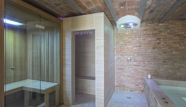 Nice apartment for 4 guests with hot tub, WIFI, pool, A/C, TV, patio and pets allowed