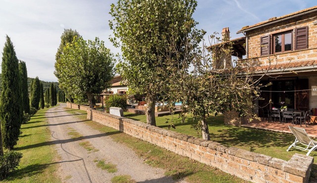 Nice apartment in villa with hot tub, WIFI, pool, TV, patio, pets allowed and panoramic view