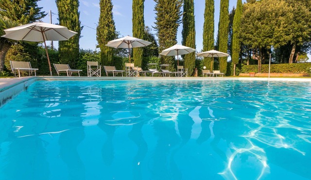 Nice apartment in villa for 5 guests with pool, WIFI, TV, patio and pets allowed