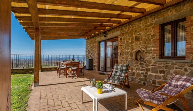Nice apartment in villa for 4 guests with WIFI, terrace, pets allowed and panoramic view
