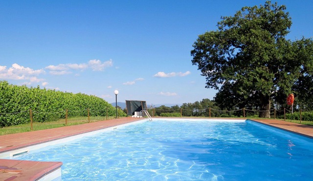 Nice apartment in villa for 4 guests with WIFI, pool, TV, patio, pets allowed and parking