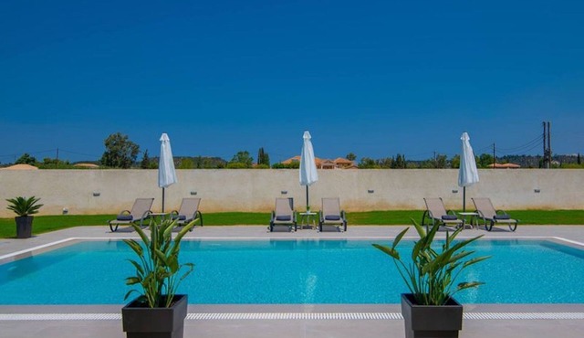 Nimar Luxury Villa - private swimming pool