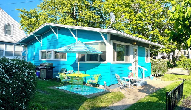 NORTH BEACH - 1 Bed/1 Bath Cottage just steps from the beach & amazing sunsets