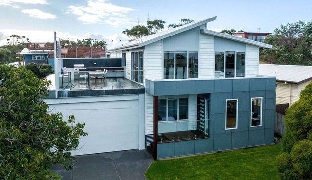 Ocean views, two-storey large family getaway