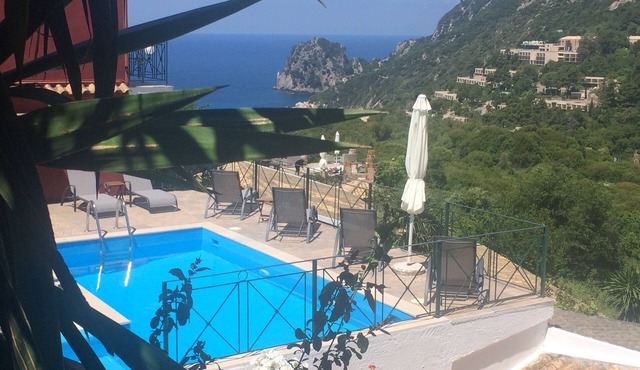 Odysseas Bungalow-Relax And Enjoy The View Of The Endless Sea From Your Balcony.