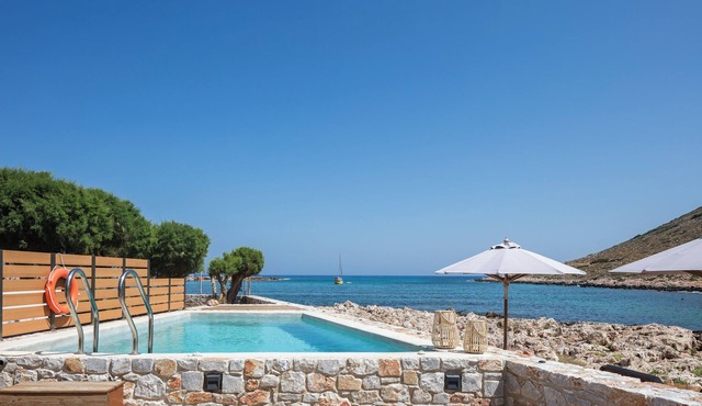 On the beach, walking distance to restaurants & amenities