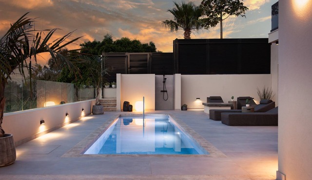 Orama Luxury Suite, 3 Bedrooms with Private Pool, Sleeps 6