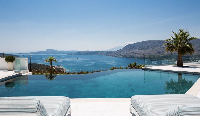 Panoramic sea views, private heated pool & jacuzzi!