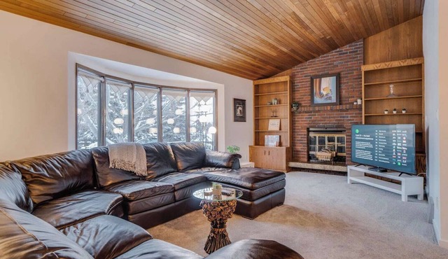 PATSY - Sleeps 23 | 8 BR 8 BA | 2 SidexSide Homes in Edmonton