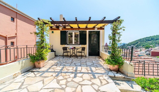 Pavlos & Sofia Studio Apartment with Mountain View, Garden and Terrace