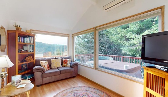 Peaceful dog-friendly cabin on the coast with great deck views