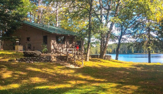 Peaceful, quiet lakefront dog-friendly cabin w/fishing dock, boats, campfire pit