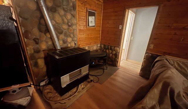 Perfect 2-bedroom cabin with AC on paradise lake