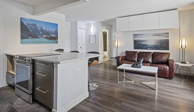 Pet-friendly 1 bedroom | Stampede & BMO | Parking