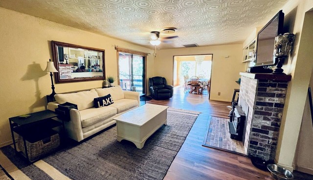 Pet-Friendly 3-Bed Retreat near Shasta Lake with cozy wood stove