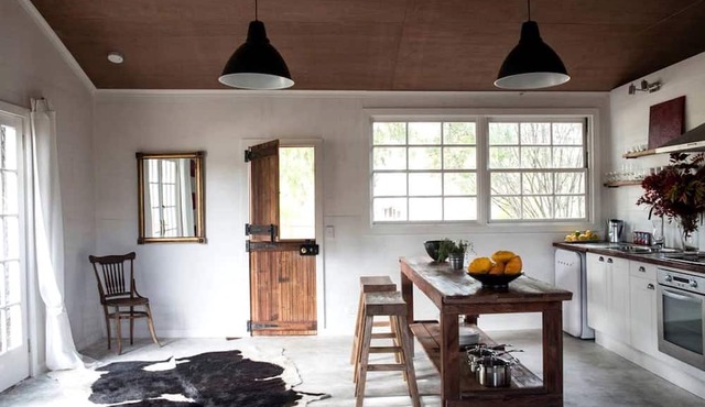 Pet-Friendly Cabin Rental with Ancient Peppercorn Tree in Castlemaine, Victoria