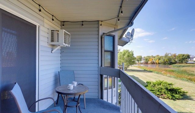 Pet-Friendly Oak Harbor Condo: Walk to Lake!