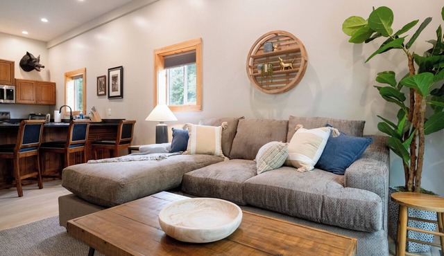 Pet-Friendly Saugatuck Cottage | Hot Tub Fire Pit Dog Park
