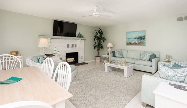 Pinewood Pointe,heated pool, large yard, lower level w/large bar, close to beach