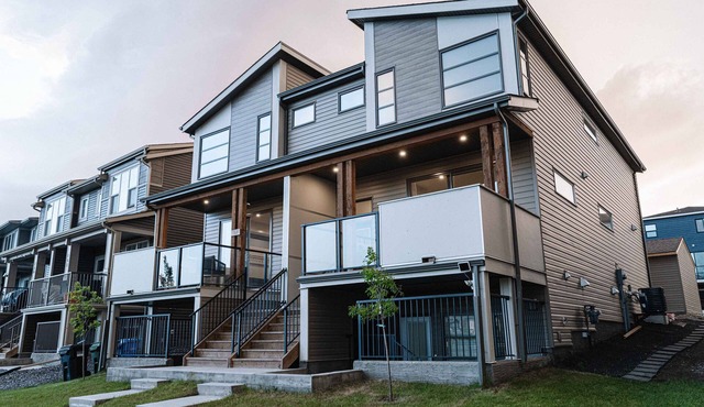Pond View Home| 4BR 4BA|2 Kitchens|3 Living Rooms|Central A/C | Oversized Garage