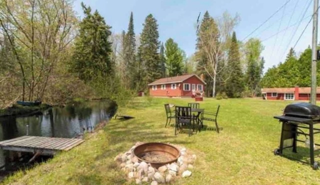 Private 1 Acre Creekside Retreat , Game Room , Fire Pit , Kayaks