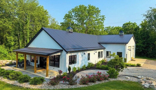 Private Barndo- Sleeps 18, Hot Tub, Sports Barn, 30 Min to Notre Dame