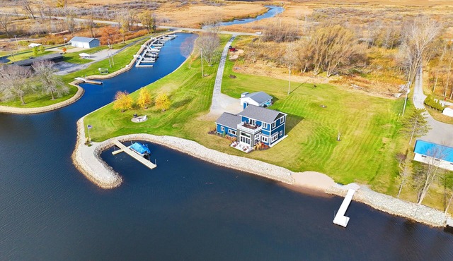 Private Beach | 2 Docks | Waterfront| Bay Access