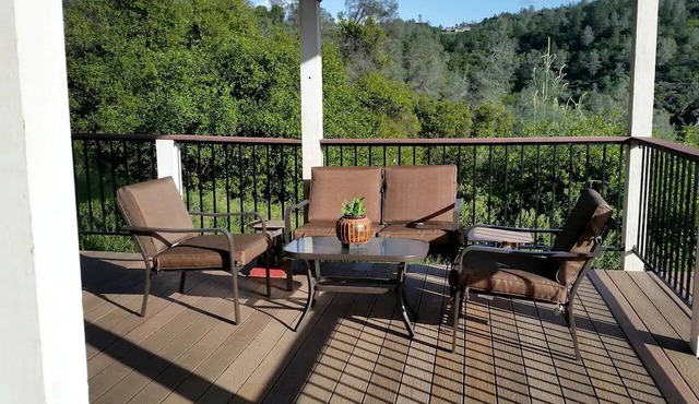 Private Ground Floor Accommodation for a Couples' Getaway in Penn Valley, California