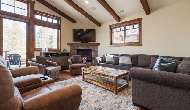 Private Home with Hot Tub! Mountain Views! Short walk to Village!