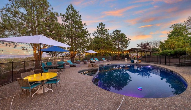 Private Pool & Large Deck: Modern Cotati Villa!