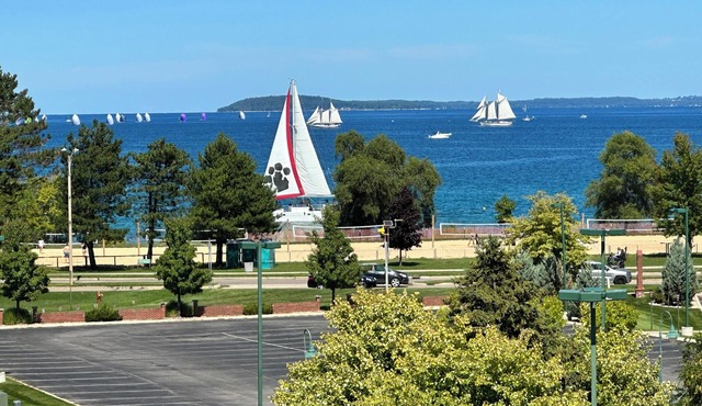 Private Rooftop BayView&Town2 Lake Michigan Views. Walk to Beach AND Dining!