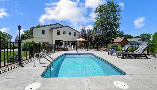 Private Seasonal Pool, Dock & Hot Tub Spacious Dog-Friendly Near Lake