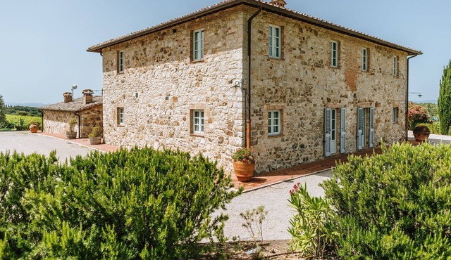 Private Villa with hot tub, private pool, A/C, WIFI, TV, patio, panoramic view, close to Siena