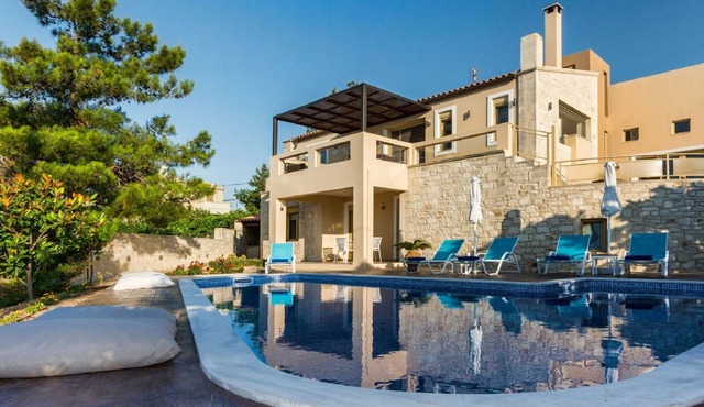 Private Villa with A/C, private pool, WIFI, TV, patio, pets allowed, panoramic view, parking
