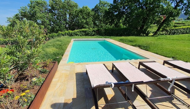 Private Villa with WIFI, private pool, TV, pets allowed, panoramic view, parking, close to Lucca