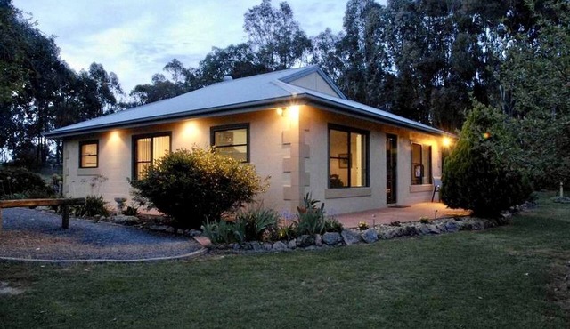 Quiet Comforts: Ideal Cottage for a Peaceful Country Getaway in Beechworth, Victoria