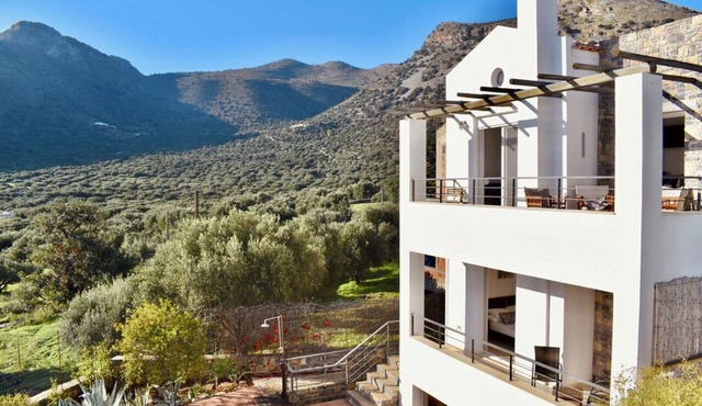 Quiet villa with pool, 3 bed 2 bath, short walk to Elounda village and beach