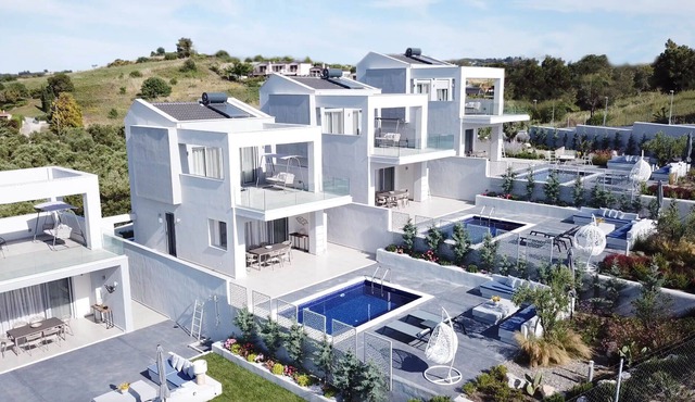 R 1031 Glorious 3 Bedrooms Villa with Private Pool, Sea View.