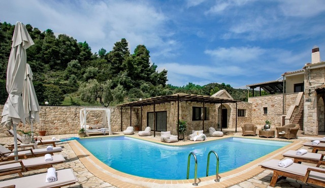 R 656 Elegant 4 Bedroom Villa with Private Pool + 1 studio