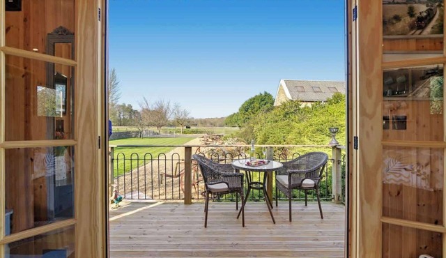 Railway Carriage w/Parking & WiFi, Pet-Friendly