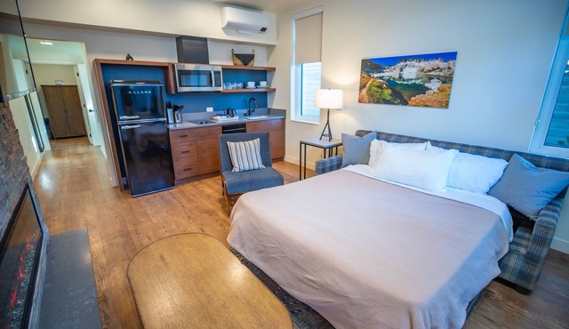 Relax in 3 Spacious Alpine Units with Shuttle, Gear Rentals & Sherwin Lakes