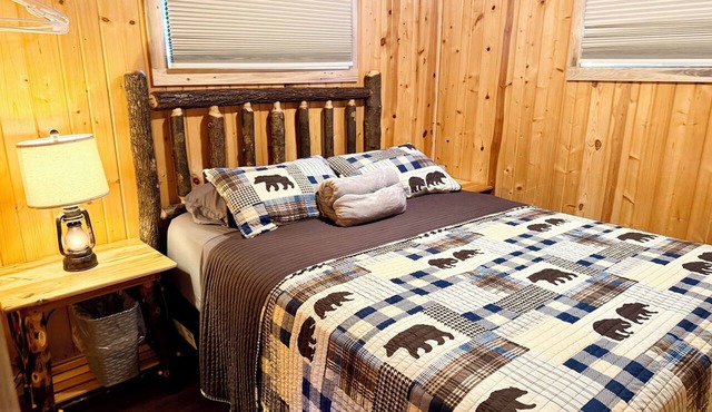Remodeled Cabin on AuTrain Lake at Northwoods Resort