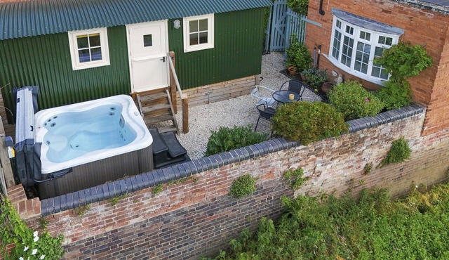 Riverside Shepherd's Hut with Hot Tub | Tewkesbury