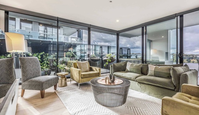 Riverside sub-penthouse with huge private terrace
