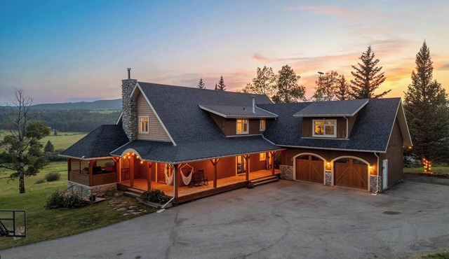 Rolling Hills | Rural Retreat | Sleep 15 | Hot Tub