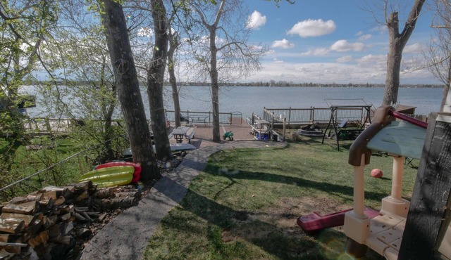 Romantic Lake Side Cottage 20 Minutes from Calgary