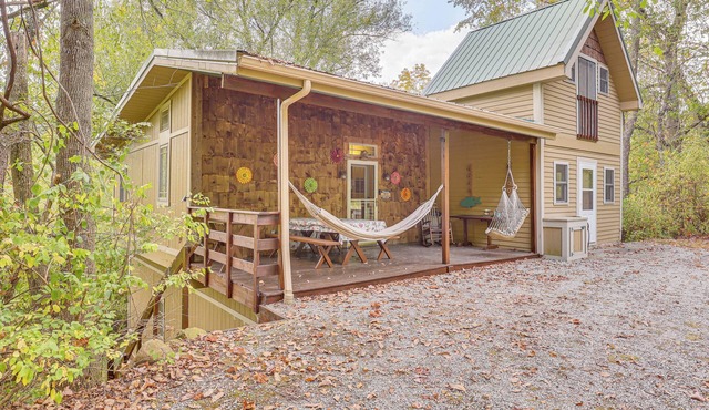 Romantic Pondside Escape: Country Cottage in Paris