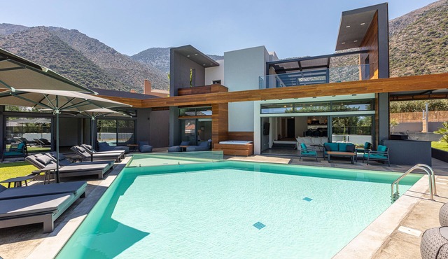 Sauna, heated pool, kids pool, close to the beach & shops!