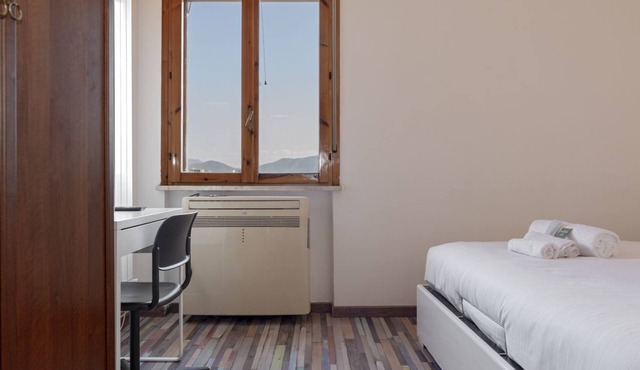 Scopri il comfort del nostro bilocale, situato nella tranquilla zona di Cisanello, a Pisa. L'appartamento, completamente nuovo, è ideale per coppie, famiglie o viaggiatori singoli in cerca di un soggiorno moderno e confortevole.L’appartamento è dotat