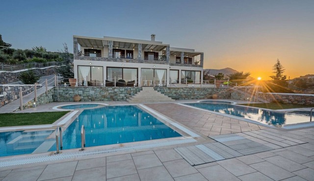Sea views, Heated Pool, Ping Pong & Tennis, 23 pax
